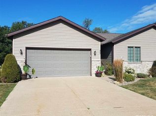 502 Apple Valley Ln, Clinton, IA 52732
