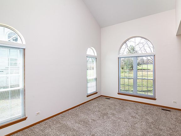 3rd image of 556 Woodcrest Dr