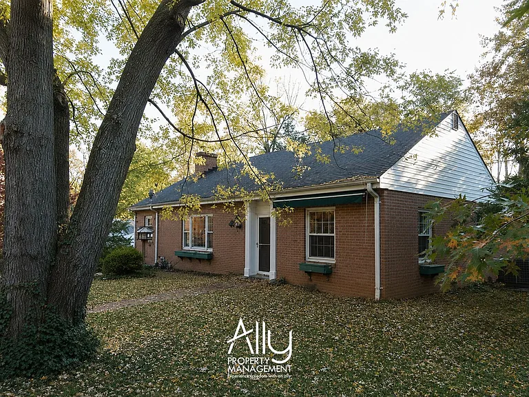 1605 Cambridge Cir — Photo 1