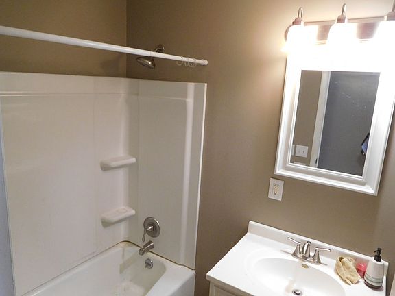 3rd image of 1516 Ash Dr W