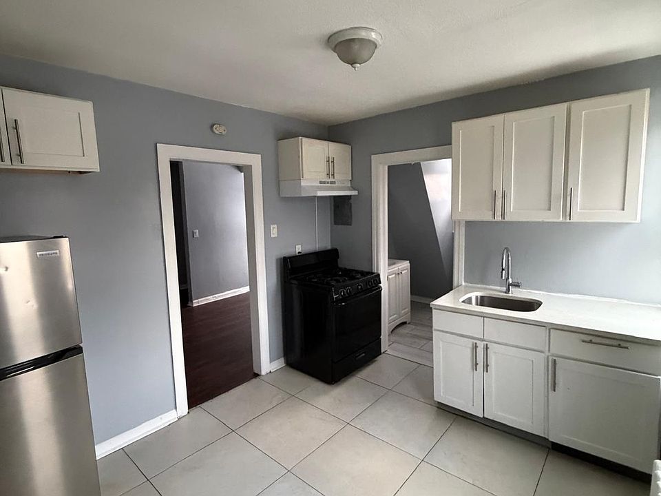 1st image of 146 Myrtle Ave Floor 1