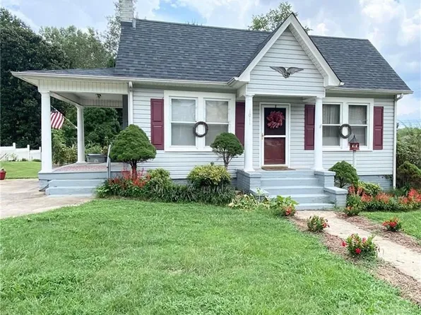 1011 Olive Ave, Lenoir, NC 28645