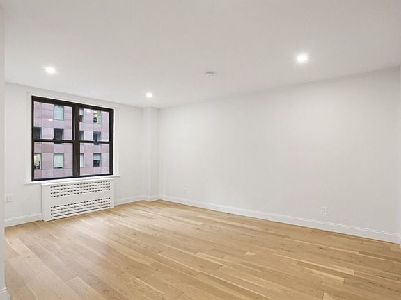 3rd image of 160 E 48th St APT 5C