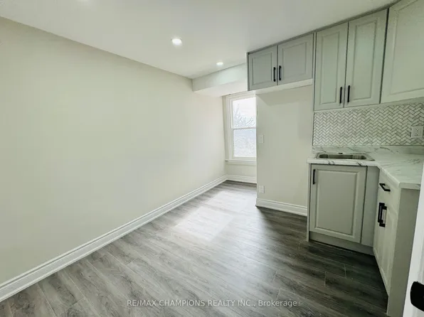 196 Caledonia Rd Floor 2, Toronto, ON M6E 4S7
