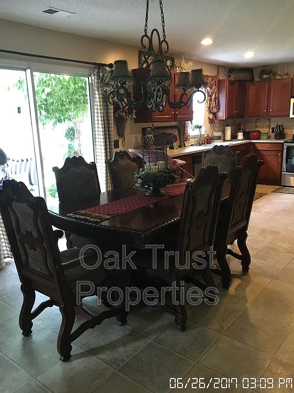 4 bed, 2.5 bath, 2150 sqft, $2,495 — Photo 2