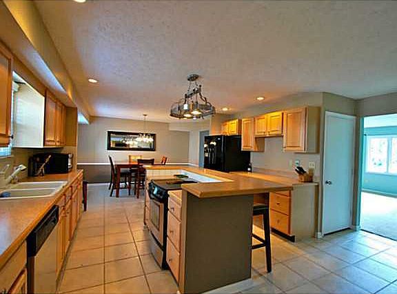 4th image of 42 Nadine Pl S