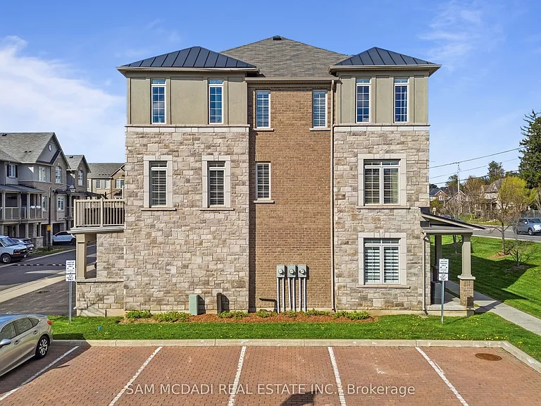 215 Dundas St E #9 — Photo 39
