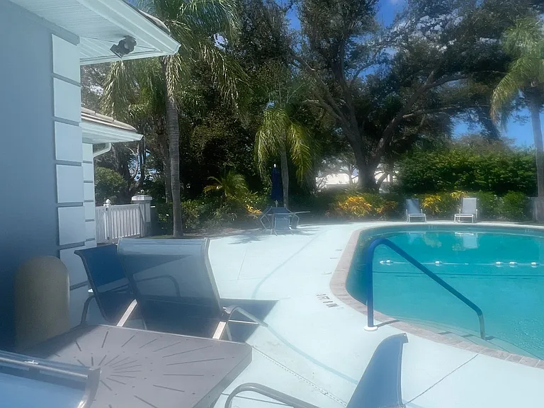 566 Clubside Cir — Photo 32