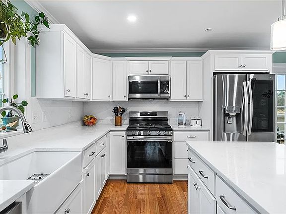 4th image of 1005 Auburn St