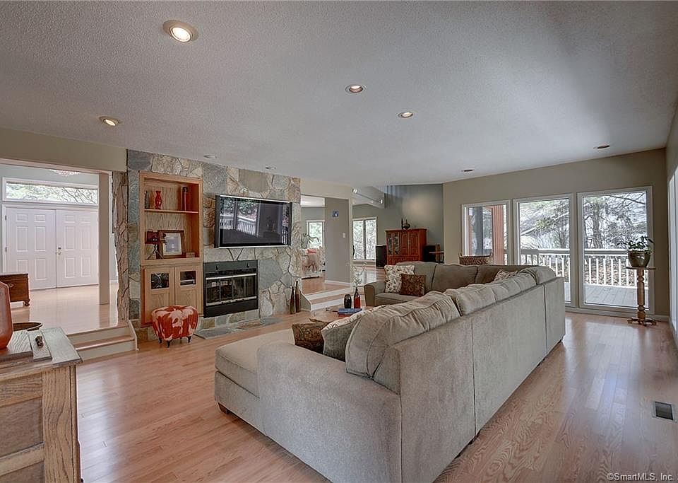 1st image of 70 Grandview Dr