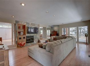 70 Grandview Dr, Glastonbury, CT 06033