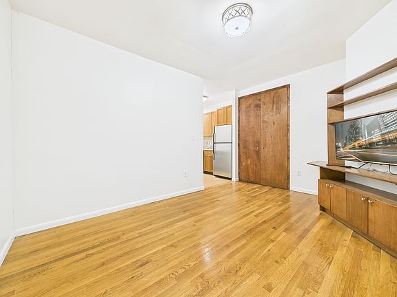 4th image of 301 W 19th St #315-1