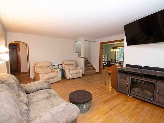 3rd image of 308 E Van Buren St