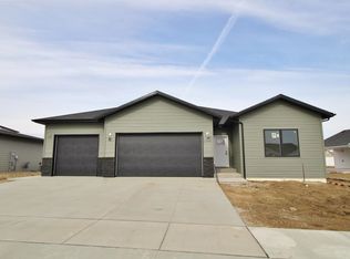 1709 Woodlands Way SE, Minot, ND 58701