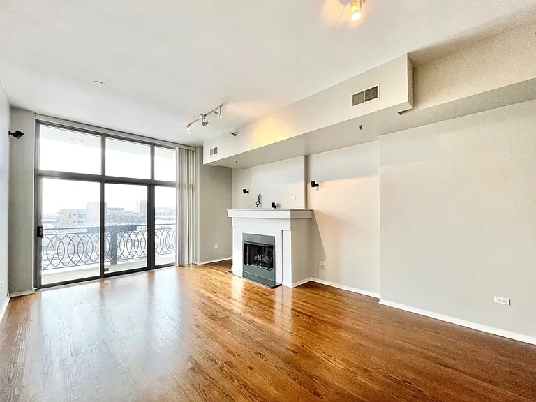 1201 W Adams St #611 — Photo 1