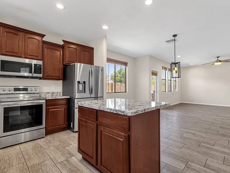 4365 E Morrow Dr — Photo 2