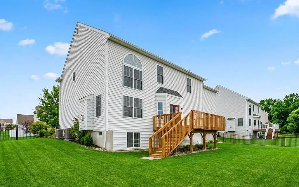 5 bed, 3.0 bath, 4198 sqft, $3,950 — Photo 4