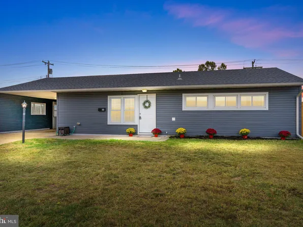 11 Dahlia Ln, Levittown, PA 19055