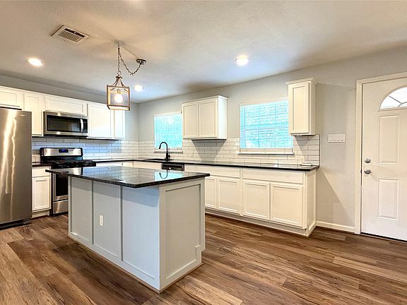 4th image of 113 Hackberry St