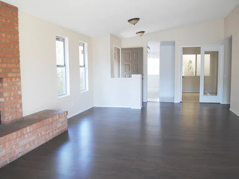 2121 N Villas Ln — Photo 3