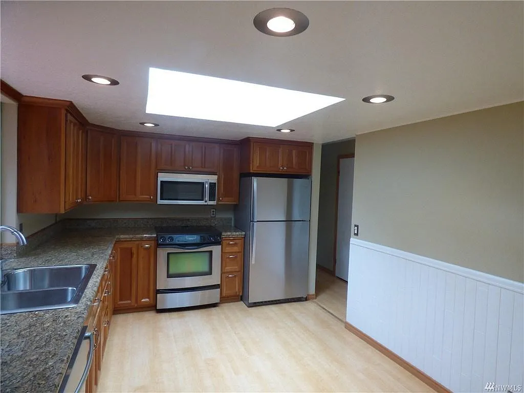 4 bed, 2200 sqft, $3,700 — Photo 3