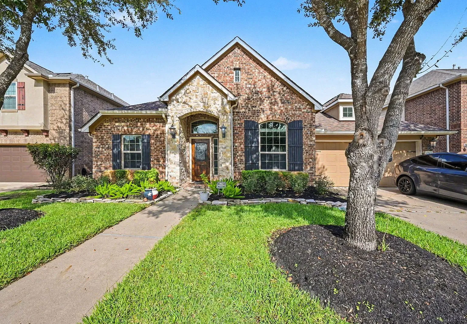 4 bed, 3.5 bath, 3611 sqft, $4,000 — Photo 1