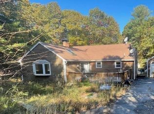 48 Grove St, Plympton, MA 02367