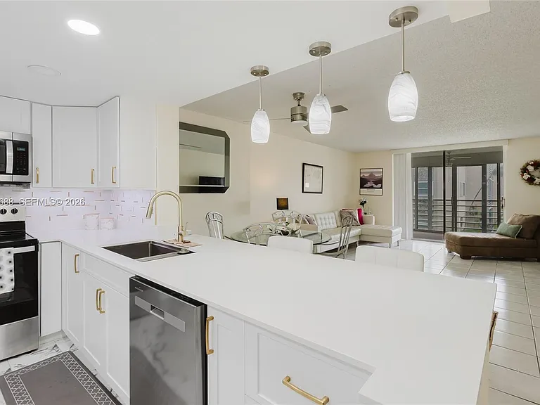 424 SE 10th St #204 — Photo 7
