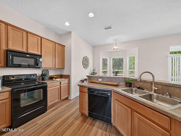 3rd image of 6668 BREEZE HILL Court