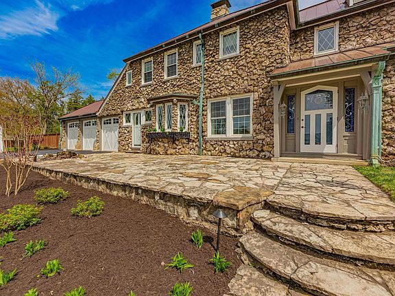 4th image of 5709 Spring Lake Dr