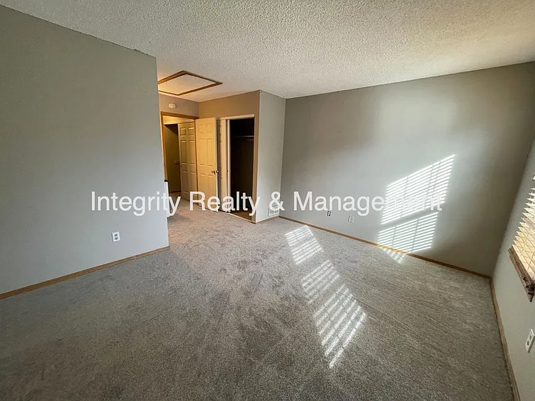 2626 E Nichols Cir — Photo 9