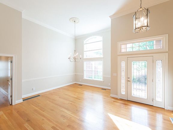 5th image of 524 Country Ln