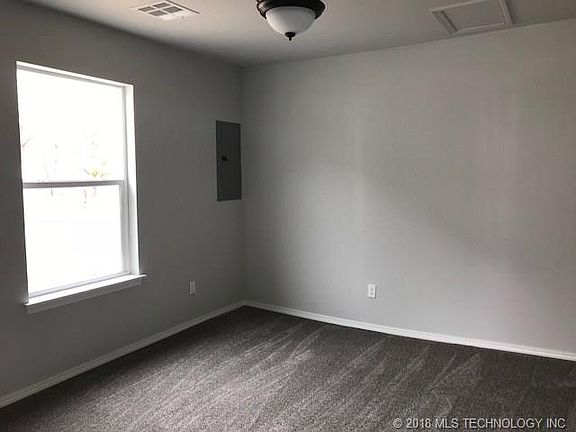 3rd image of 401 N Chambers Trl