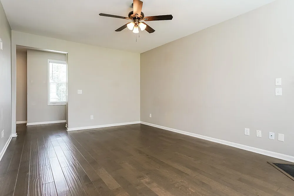 3 bed, 2.5 bath, 1640 sqft, $1,945 — Photo 4