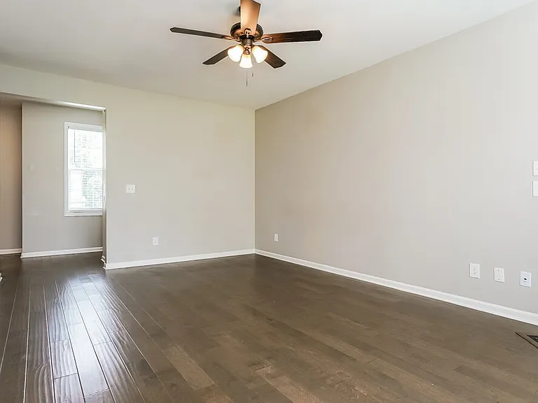 332 Chamberlain Dr — Photo 4