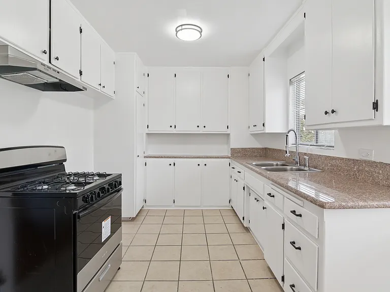 927 N Louise St #4 — Photo 3