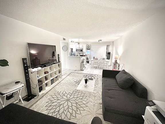 4th image of 21000 Parthenia St Unit 7