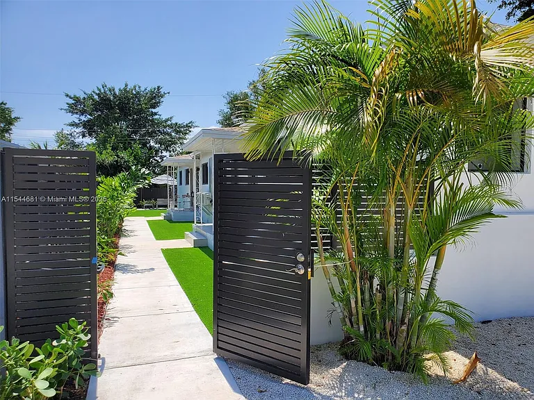 740 SW 9th St #1 — Photo 29