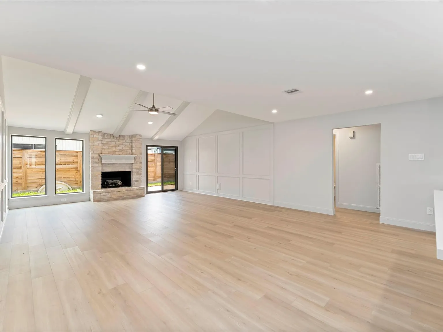 3 bed, 2.0 bath, 2110 sqft, $2,900 — Photo 4