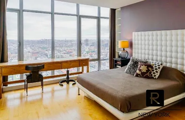 Sold by R New York | media 7