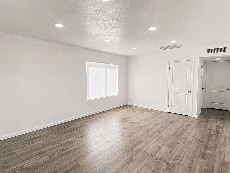 4431 Plaza Vis #D — Photo 2