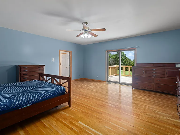 1221 Hawthorne Ln — Photo 12