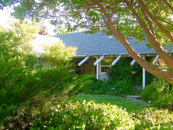 3rd image of 102 Gainsborough Cir