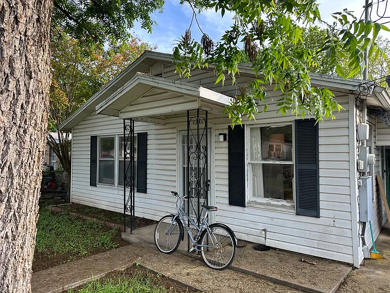E Davis St — Photo 1