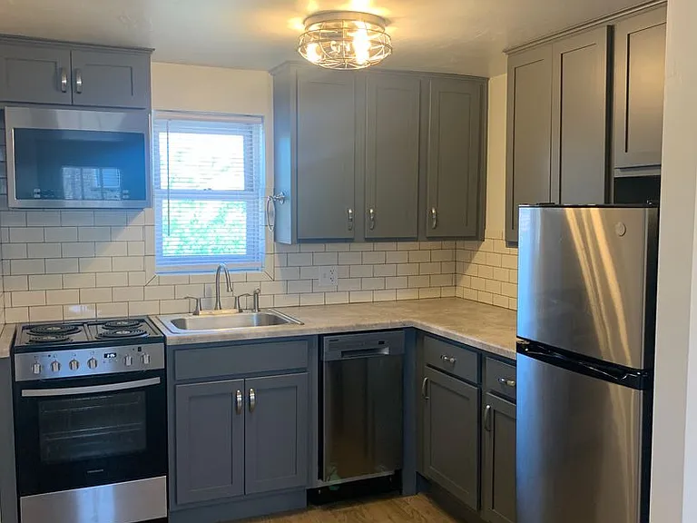Windsor Court Apartments — Photo 10