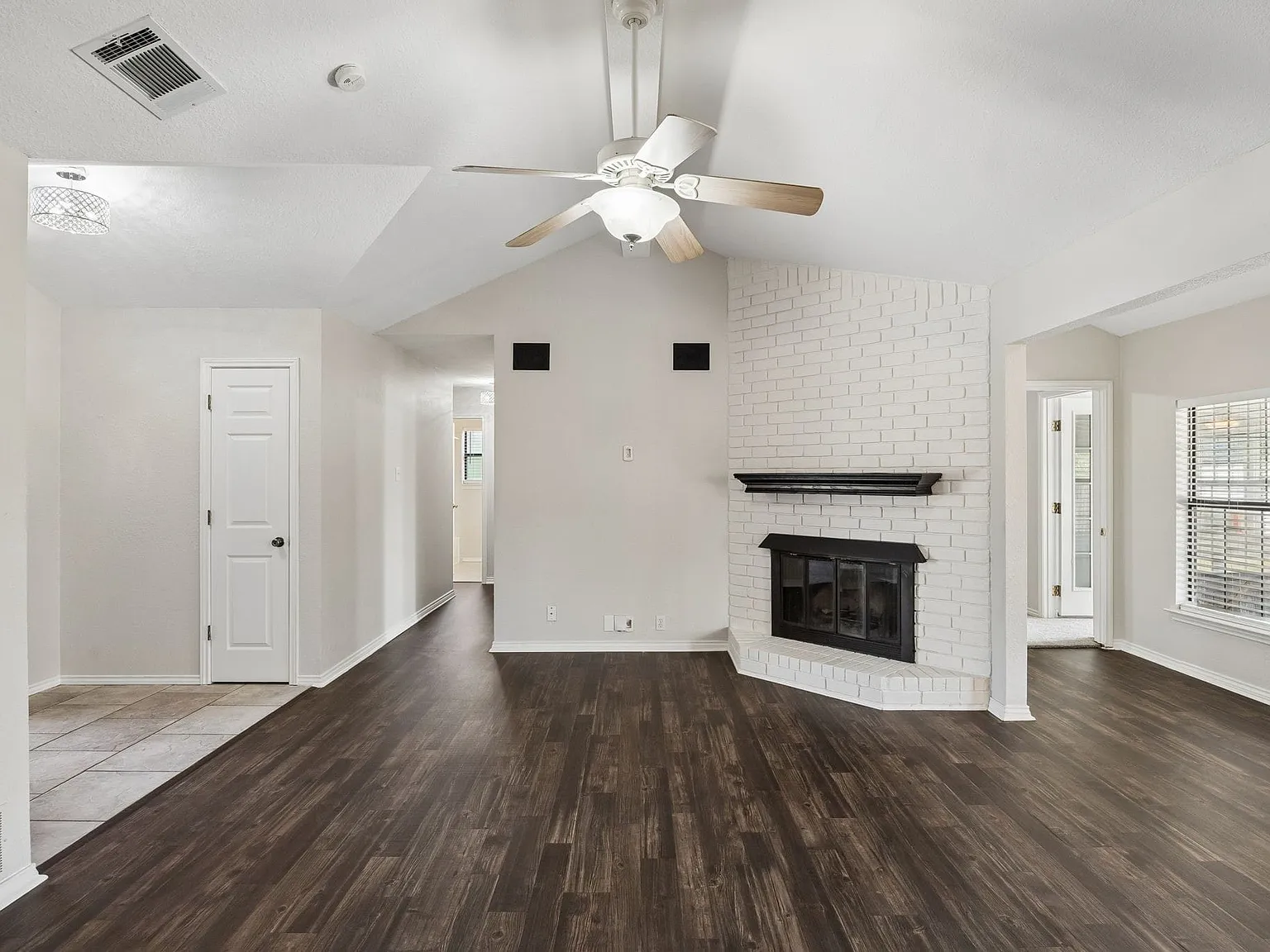 3 bed, 2.0 bath, 1662 sqft, $2,045 — Photo 3