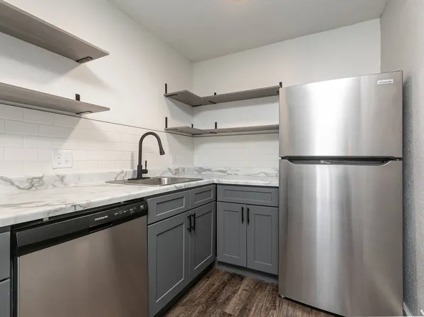 walnutshade., 1138 E Walnut St #5, Springfield, MO 65806