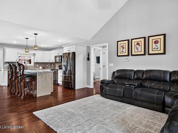 2nd image of 100 Oak Leaf Ct