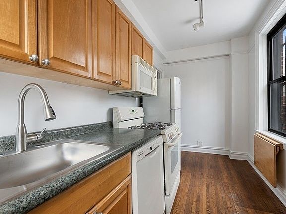 5th image of 457 W 57th St #702