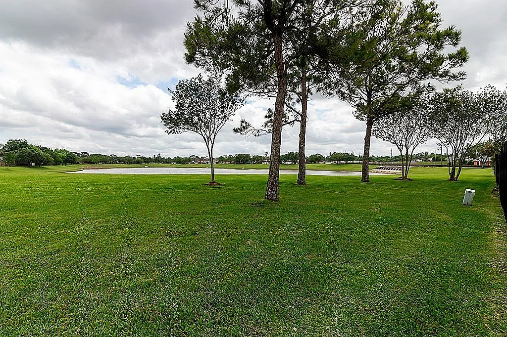 4 bed, 2.0 bath, 2949 sqft, $3,800 — Photo 2